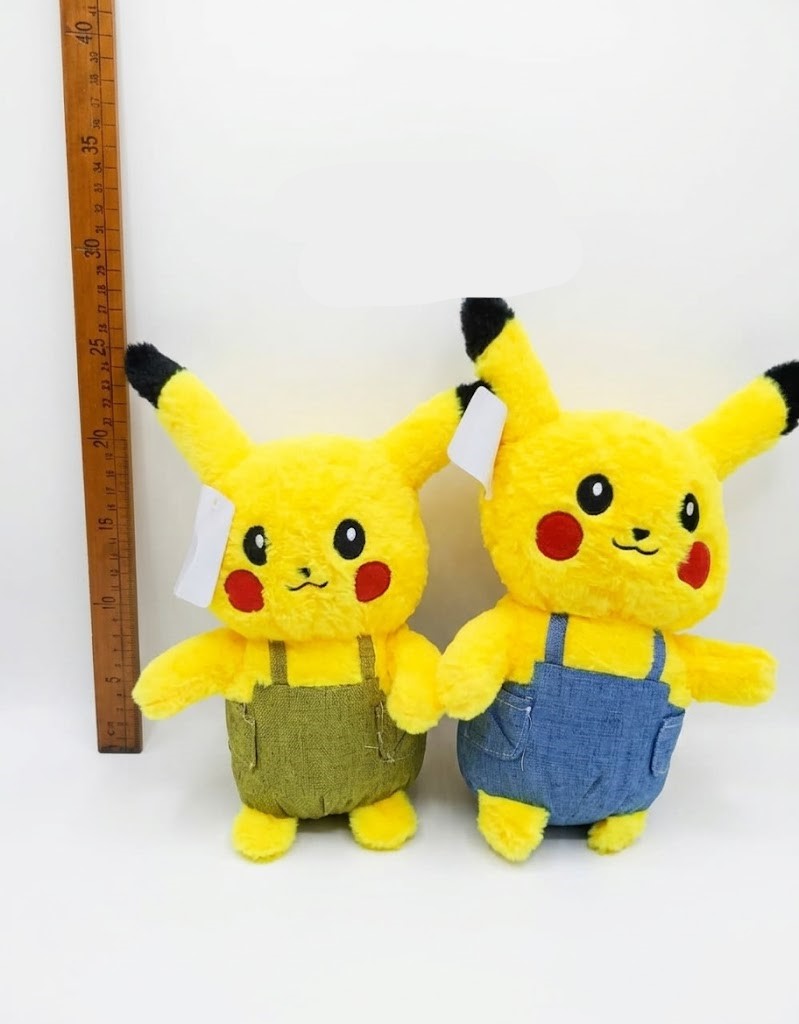 Peluche Pokémon Pikachu en Salopette Jouet Doux et Câlinable