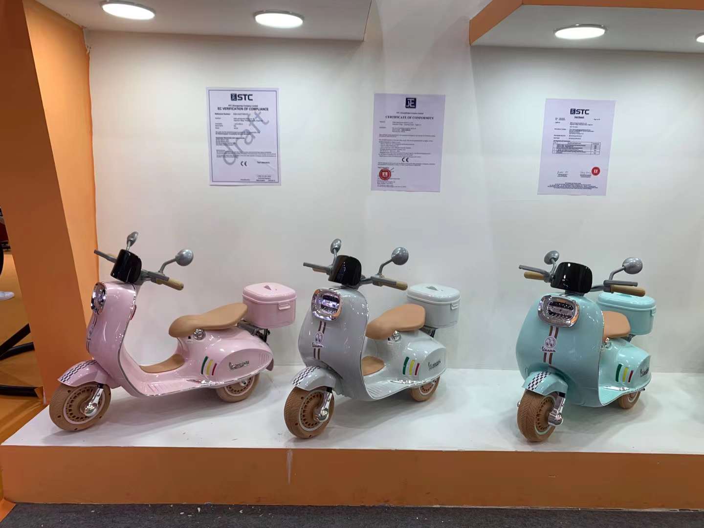 Scooter Électrique Enfant Style Vespa 12V Blanc – Avec MP3 et USB